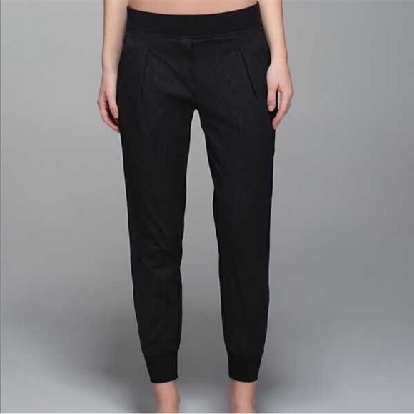 lululemon athletica Pants - Lululemon Black Party Pant Jogger Snake Print Fits Size 6